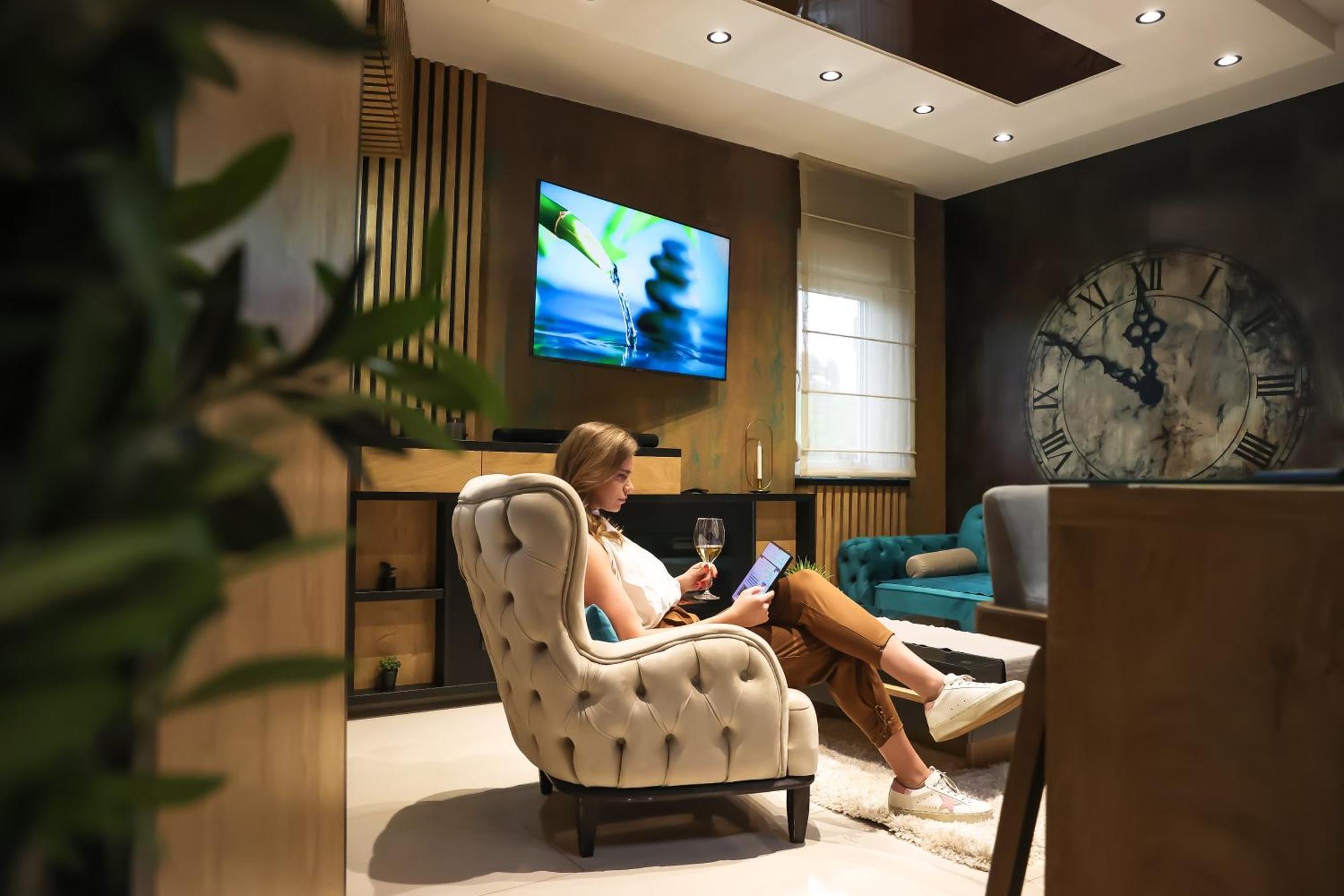 Design Apartment Platinium Spa Lux 5 Star "Havana" Completely Private Wellness & Spa Free Included Sauna & Jacuzzi & Salt Wall & Fire Place & 3D Ceilings & Business Wifi & Netflix & Keyless Code Entry & Full Smart App & Secure 2 Parking Place Ćuprija 외부 사진