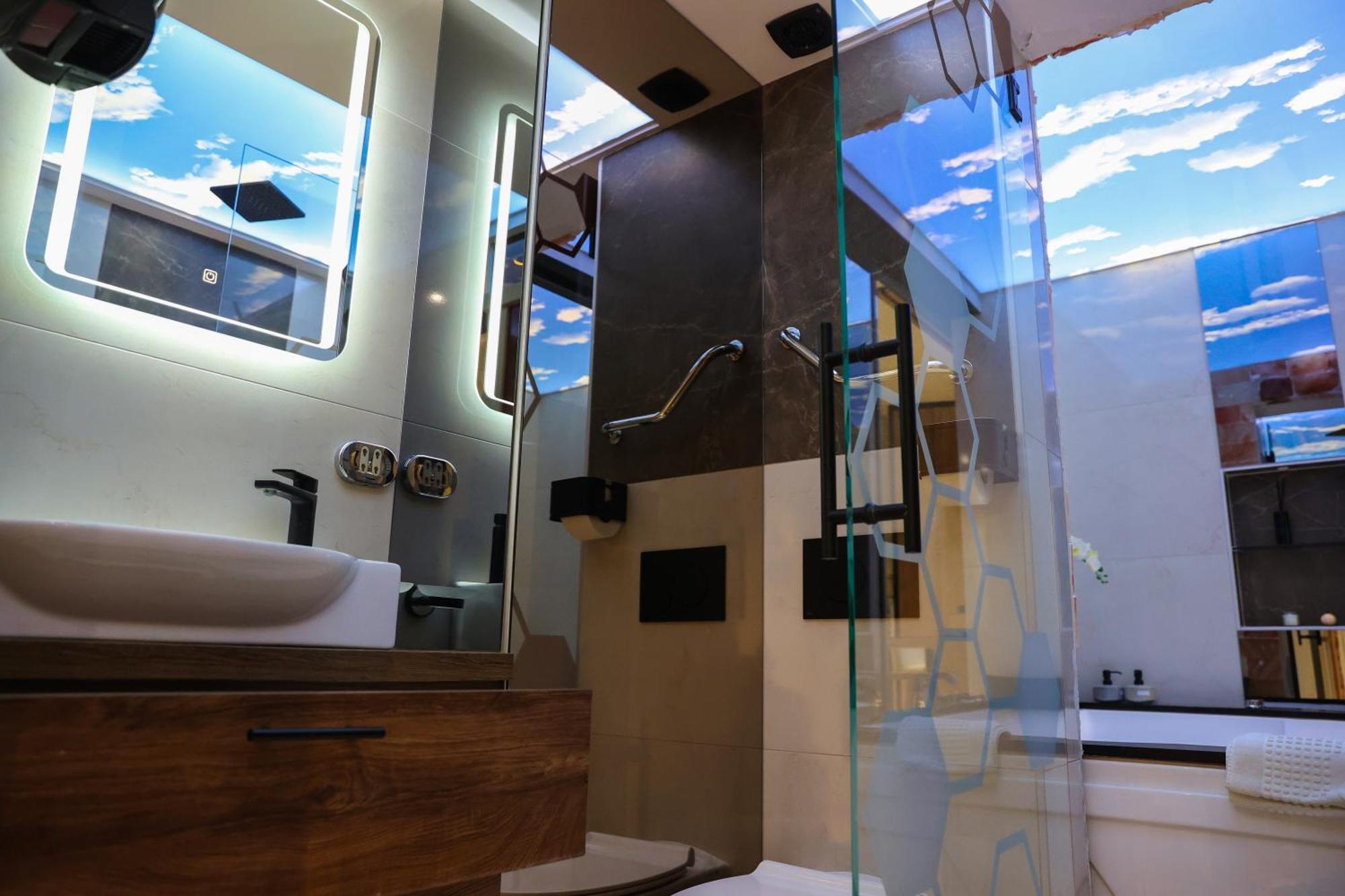 Design Apartment Platinium Spa Lux 5 Star "Havana" Completely Private Wellness & Spa Free Included Sauna & Jacuzzi & Salt Wall & Fire Place & 3D Ceilings & Business Wifi & Netflix & Keyless Code Entry & Full Smart App & Secure 2 Parking Place Ćuprija 외부 사진